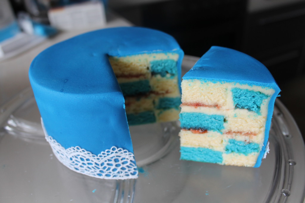 Blaues Spitzentörtchen mit Buttercreme-Füllung